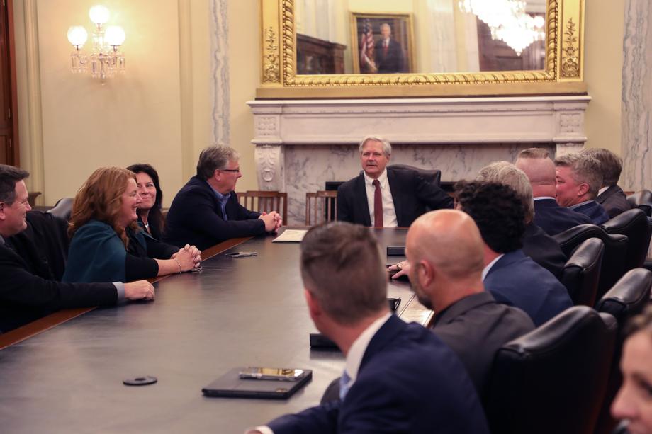 November 2022 – Senator Hoeven meets with members of the FMWF Chamber in Washington, D.C.