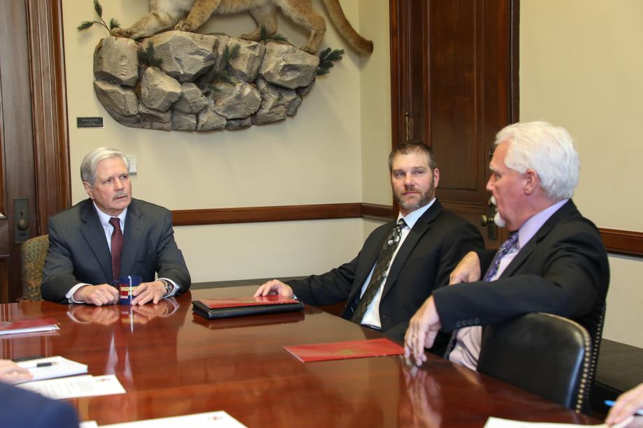 November 2022 – Senator Hoeven discussed crop insurance with ND Professional Insurance Agents.