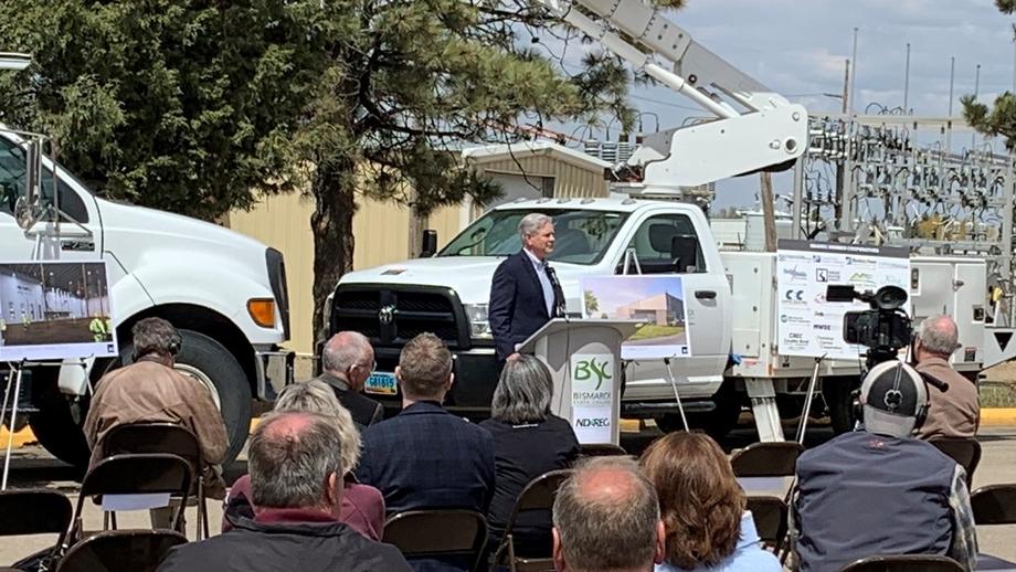 May 2021 – Senator Hoeven helps break ground on the North Dakota Association of Rural Electric Cooperatives and Bismarck State College’s new lineworker training facility.