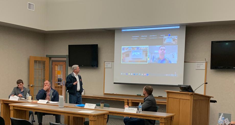 November 2021 – Senator Hoeven discusses ag disaster assistance with livestock producers and FSA Administrator Zach Ducheneaux in Dickinson.