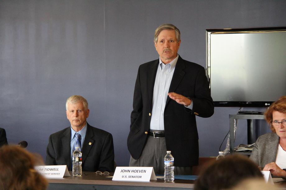 Hoeven Hosts Tidwell in North Dakota-May 2014 - Senator Hoeven today hosted a meeting for grazing association leaders and U.S. Department of Agriculture Forest Service Chief Tom Tidwell to press for third party mediation to resolve disputes and more consideration of current research, including research conducted by state universities, in deciding management practices for ranchers on the Little Missouri National Grasslands. 