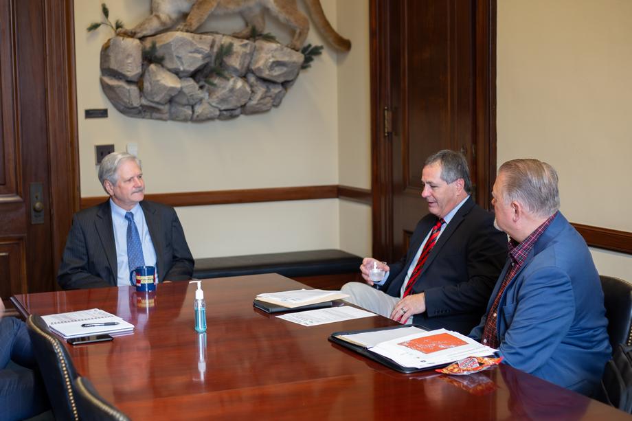 October 2021 – Senator Hoeven meets with ND Ag Commissioner Goehring to discuss efforts on disaster assistance, addressing workforce challenges and supply chain disruptions.