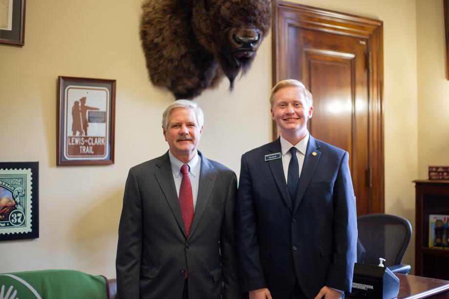 October 2021 – Senator Hoeven welcomes Jamestown student, Will to participate in the Senate Page Program’s fall 2021 session.