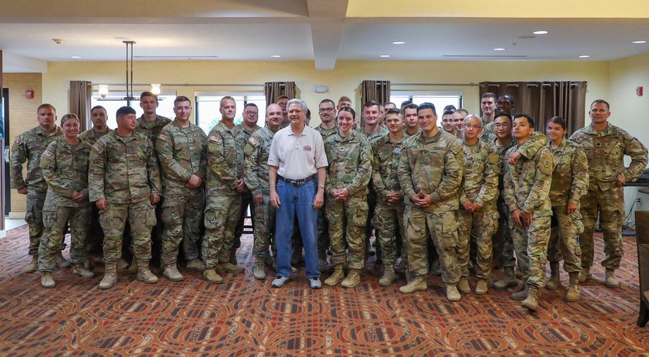April 2022 – Senator Hoeven meets with North Dakota National Guard members stationed at the southern border.