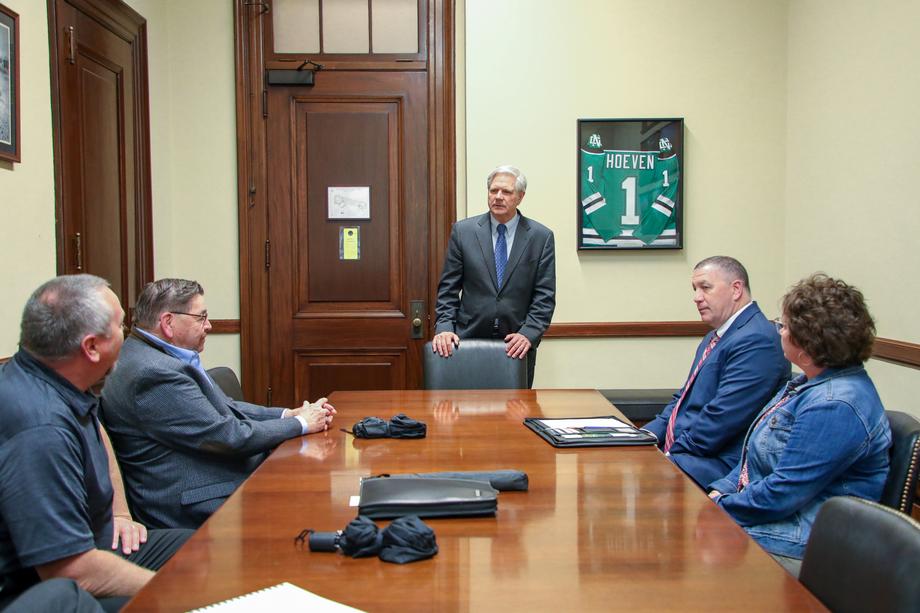 April 2022 – Senator Hoeven meets with members of the ND Broadband Association in DC.