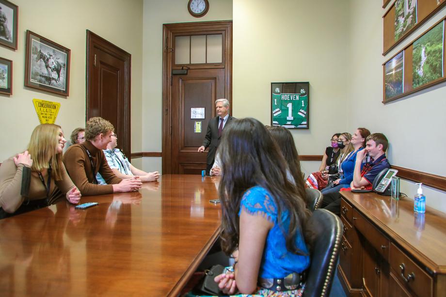 April 2022 – Senator Hoeven meets with students from Parshall High School.