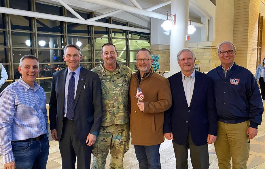 April 2022 - Senator Hoeven welcomes home North Dakota veterans returning from the Western North Dakota Honor Flight to Washington, D.C.