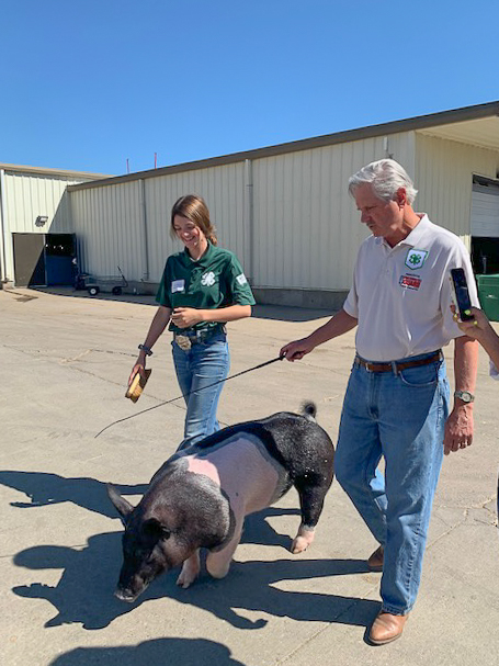July 2022 – Senator Hoeven participates in the Showmanship Event at the North Dakota State Fair with 4-H exhibitors.