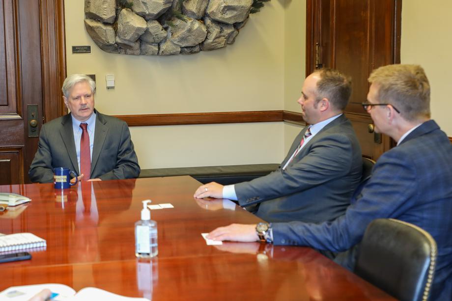 March 2023 – Senator Hoeven meets with city administrators from Fargo and Grand Forks to hear about economic development opportunities in the Red River Valley. 
