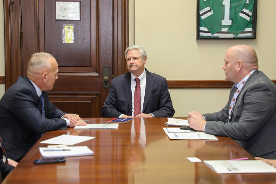 March 2023 – Senator Hoeven meets with WDMA members Cardinal IG and Marvin to discuss efforts to support a positive economic climate for businesses and manufacturers in North Dakota.