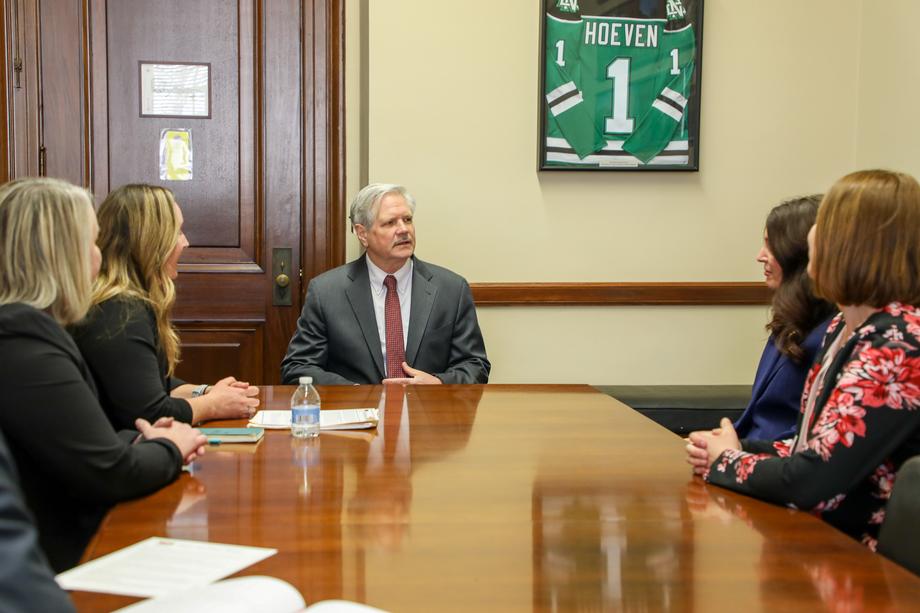 March 2023 – Senator Hoeven meets with members of the North Dakota School Nutrition Association.