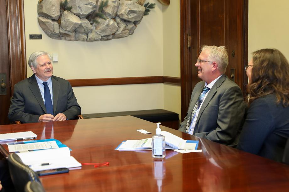 March 2023 – Senator Hoeven meets with water utility directors from Bismarck and Fargo to discuss their efforts to maintain affordable and reliable access to clean drinking water.