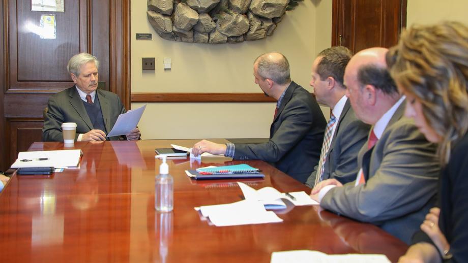 March 2023 – Senator Hoeven visits with members of Mid-West Electric Consumers Association to discuss maintaining access to affordable and reliable baseload power for consumers.