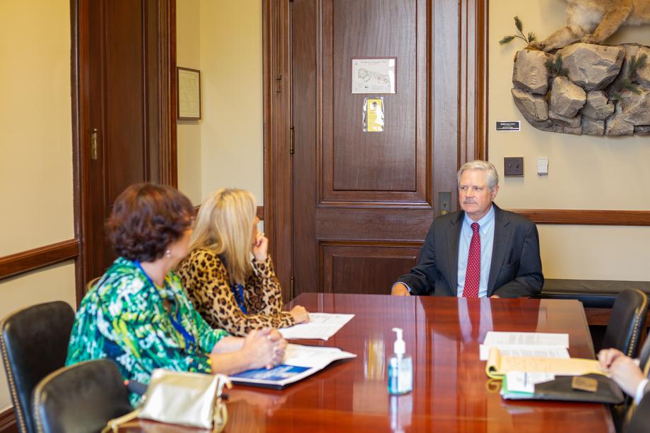 September 2021 – Senator Hoeven meets with USPS Postmasters from North Dakota.