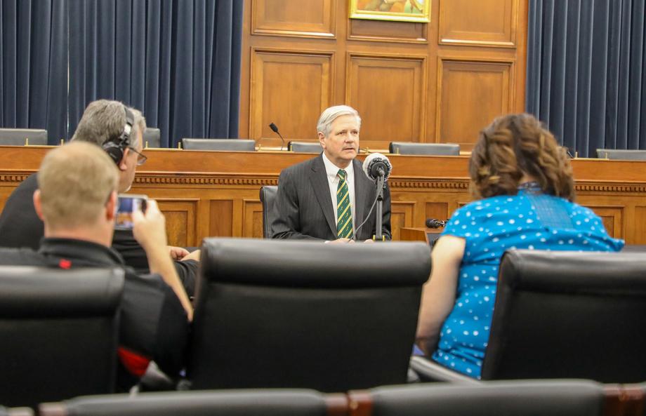 April 2023 – Senator Hoeven discusses his priorities for the upcoming farm bill with NAFB reporters.
