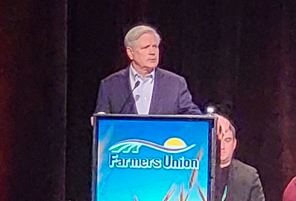 December 2022 – Senator Hoeven joins the ND Farmers Union annual meeting to discuss the cattle contract library he worked to establish, year-round sales of E15, private property rights and more as work begins on the next farm bill.